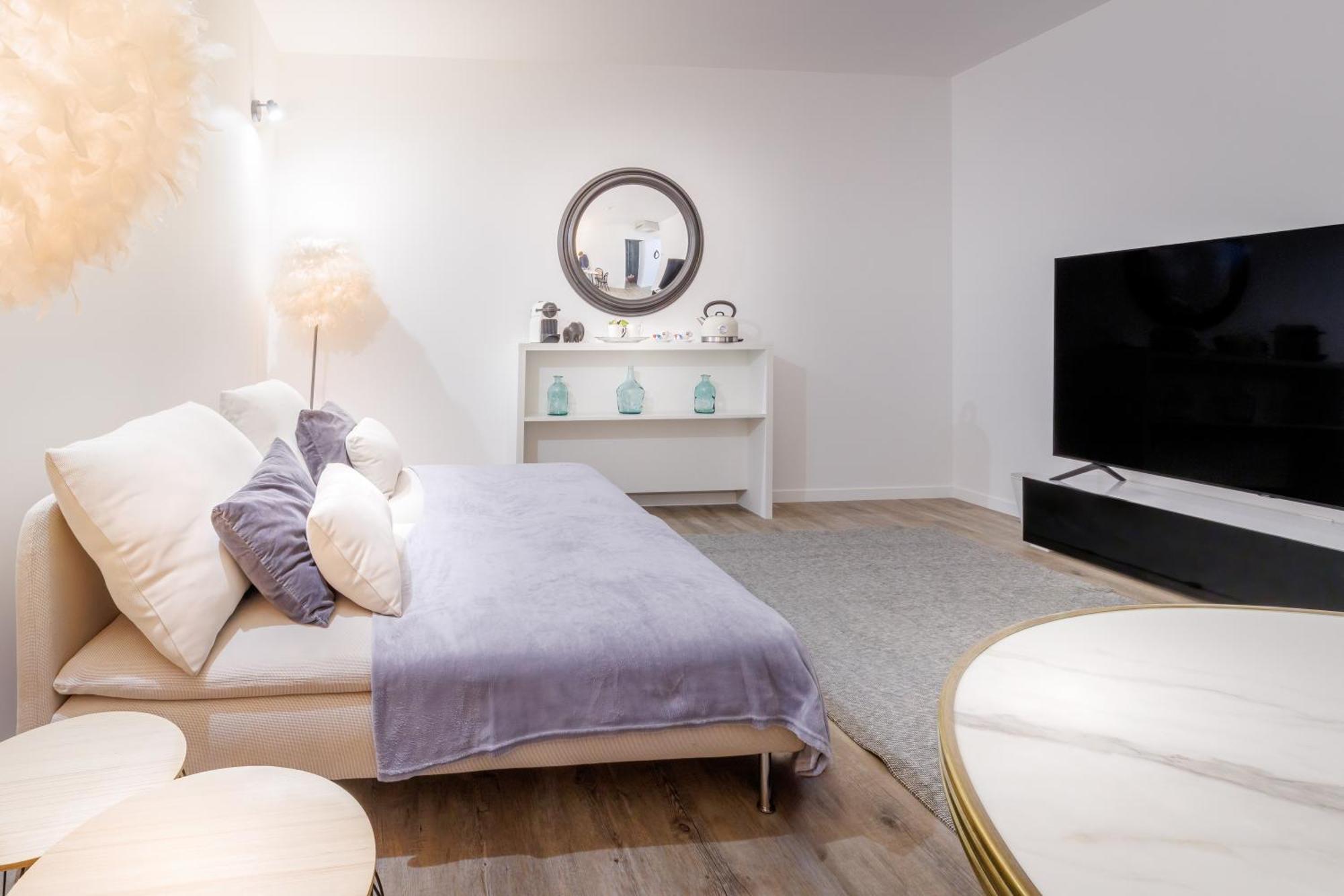 Belfry & Spa By Ligne St Barth Lourdes Habitación foto A bedroom with a television